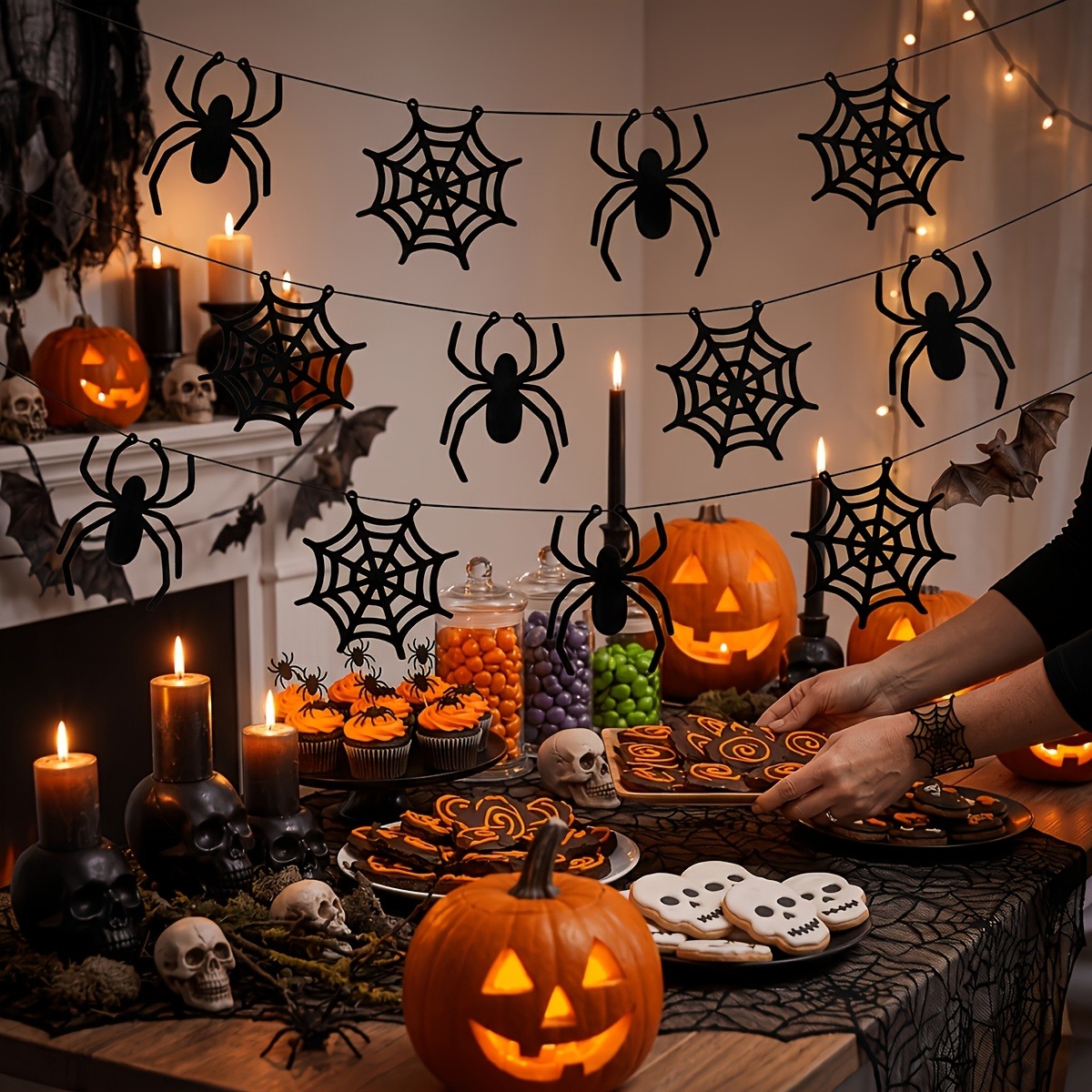 Spider Web Halloween Decoration - ハロウィンの蜘蛛の巣バナーガーランド2セット、ハロウィンパーティーの家の暖炉用吊り下げ装飾、「お菓子がなければトリック・オア・トリート」と書かれたもの。